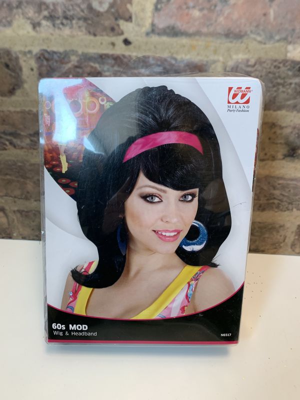 Women 60s Flick-Up Mod Wig In Black And Headband