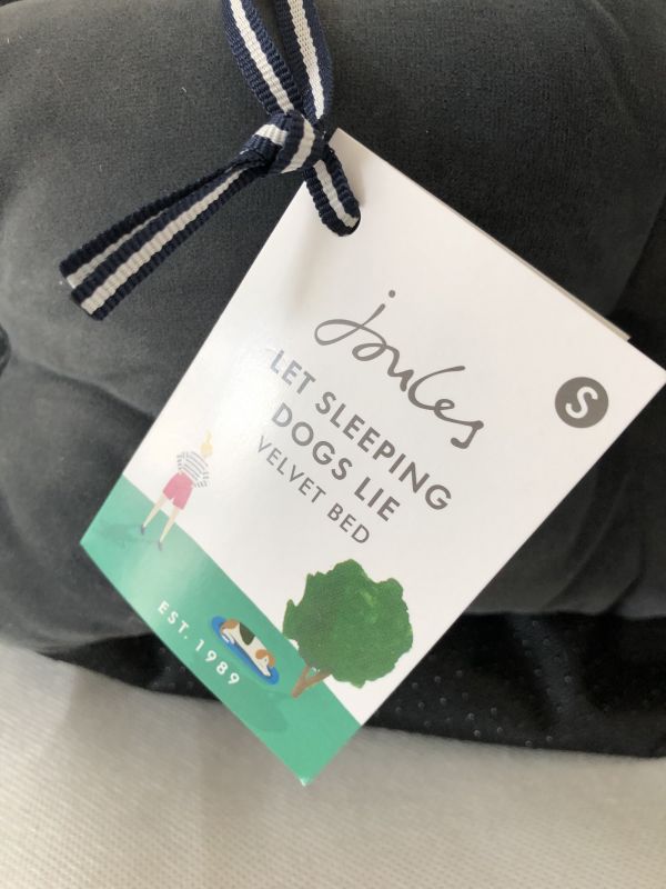 Joules Luxury Chesterfield Pet Bed