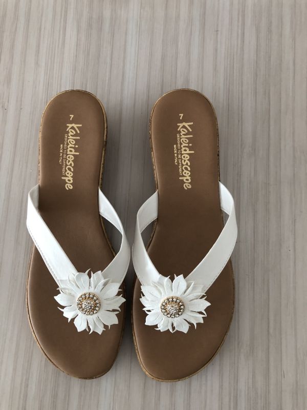 Kaleidoscope White Flower Toe Post Sandals