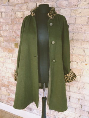 Vintage 1980s wool coat with leopard cuffs size S-XL